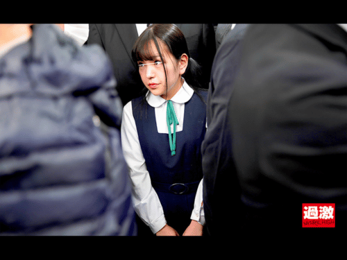 【ゲイ目線で見るノンケAV】ちっちゃな女の子を囲んでネチネチ痴漢する卑劣巨漢集団2